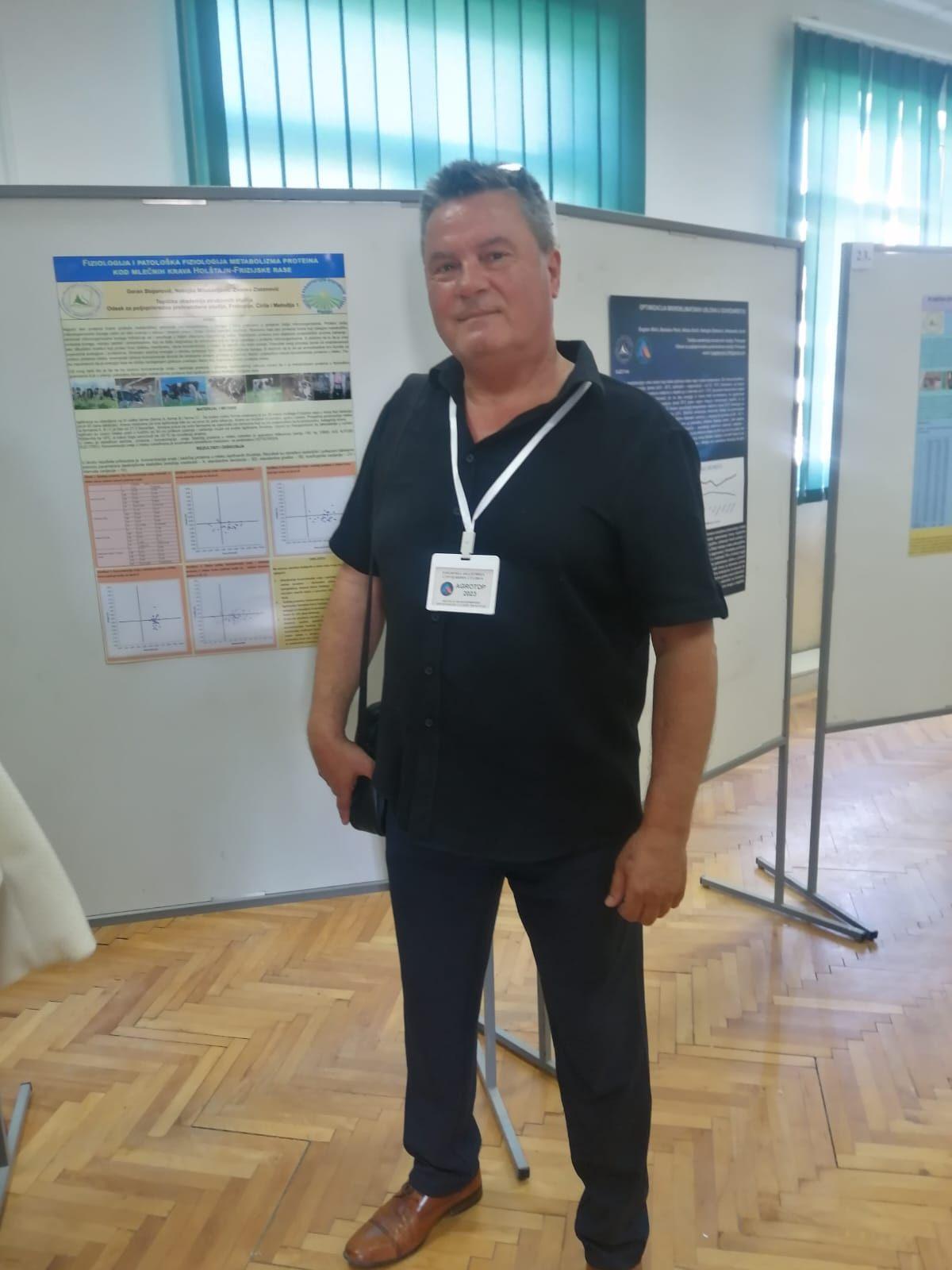 Dr Goran Stojanović, veterinar specijalista hirurgije iz Niša, na naučno-stručnom skupu ispred poster prezentacije