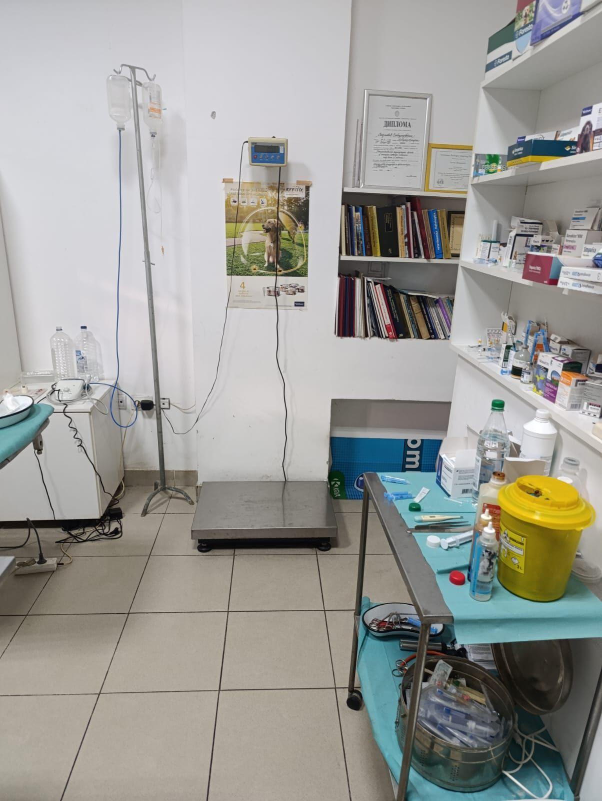 Prostorija sa vagom za pse, infuzionim stalkom i stručnom literaturom u veterinarskoj ordinaciji Dr Goran