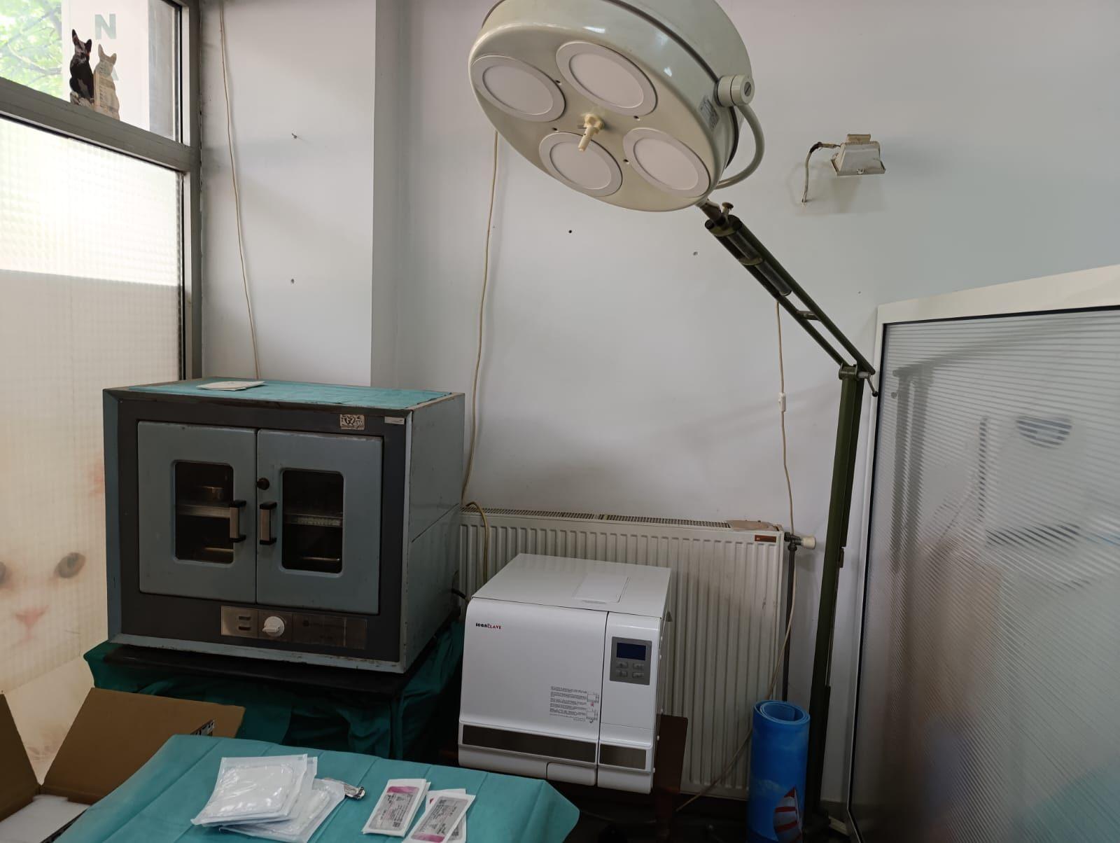 Sterilizator, autoklav i operaciona lampa u veterinarskoj ordinaciji Dr Goran