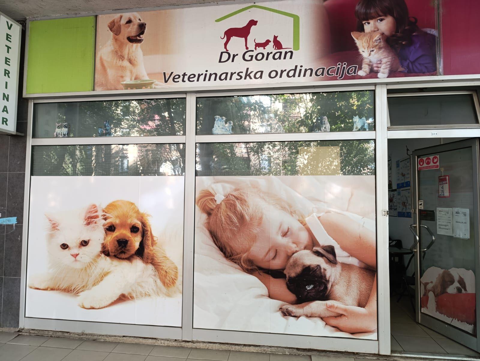 Ulaz u Veterinarsku ambulantu za kućne ljubimce „Niš-Medijana“, Romanijska 13, Niš – tabla „Dr Goran – Veterinarska ordinacija“